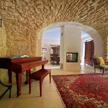 Uzes