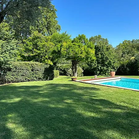 Uzes