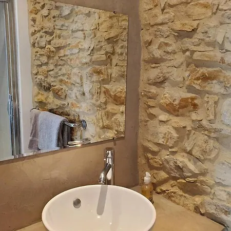 Uzes فندق مبيت وإفطار 3*