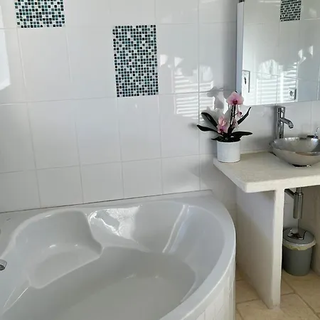 فندق مبيت وإفطار Uzes 3*